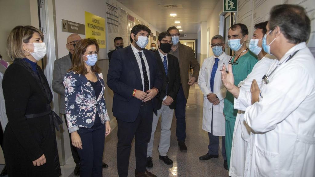 El presidente de la Región de Murcia, Fernando López Miras, durante una visita a la Unidad de Hemodinámica de Cartagena.