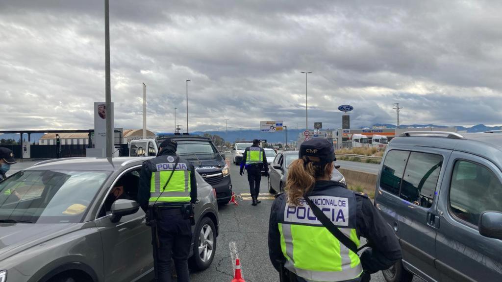 Controles de las Fuerzas de Seguridad para controlar que los murcianos cumplen las restricciones de movimientos.