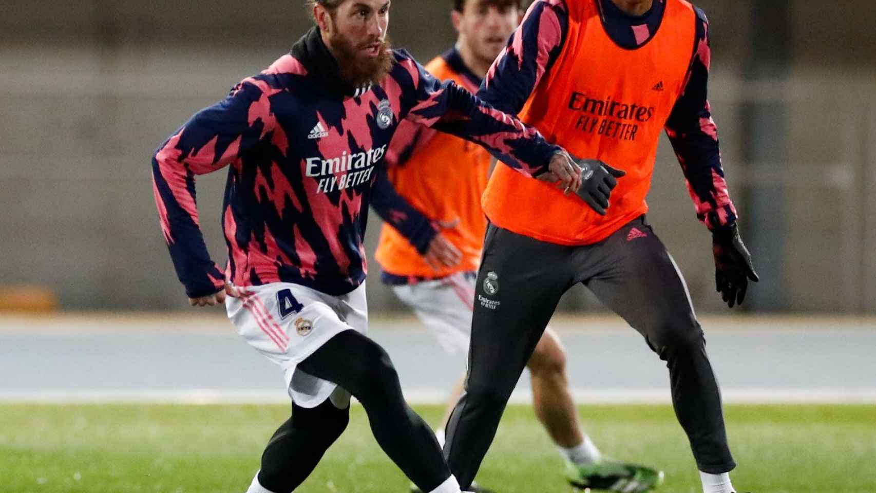 Sergio Ramos y Varane, durante el entrenamiento de preparación de la Supercopa de España