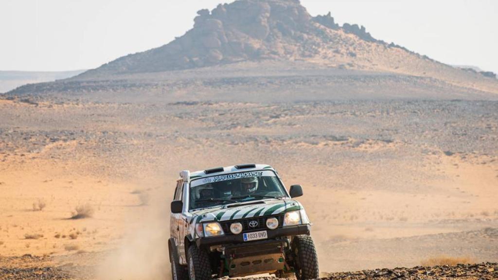 El Toyota Naturhouse de Kilian Revuelta y Óscar Sánchez Hernández, durante el Dakar clásico
