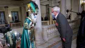 El Rey Baltasar saluda a Joan Ribó a su llegada al Ayuntamiento de Valencia. EE