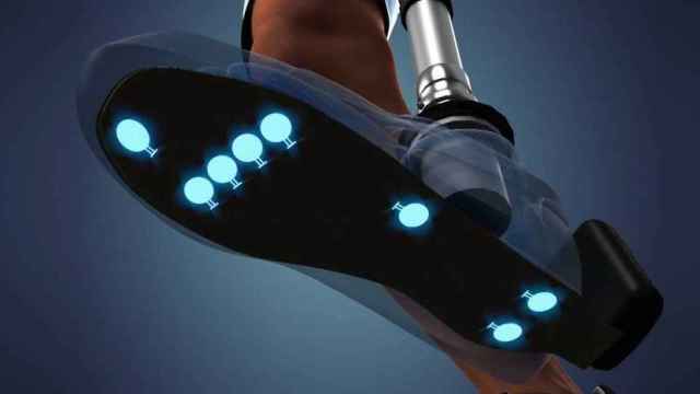 Siete sensores a lo largo del pie generan información sobre el tacto y el movimiento de la prótesis.