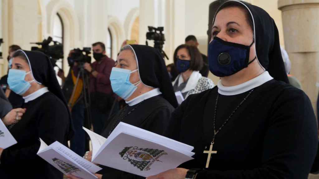 Monjas se protegen con una mascarilla en una iglesia de Jordan Valley, Jordania.