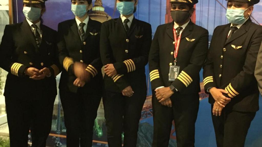 Imagen de las capitanas tras realizar el vuelo más largo sin escala en su país.