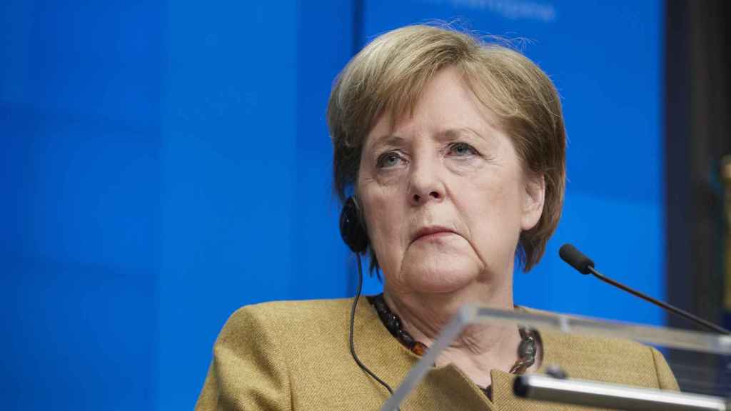 La canciller Angela Merkel ve problemático que Twitter suspenda la cuenta de Trump