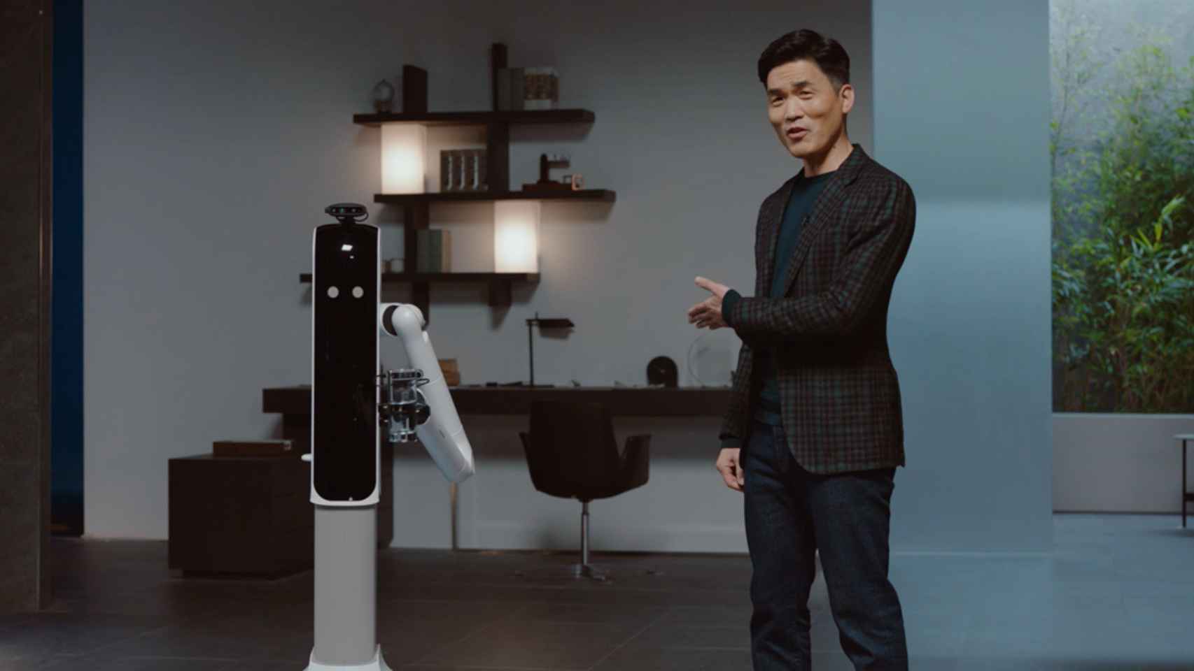 Samsung tiene un robot que hace tareas de casa y de asistente personal.