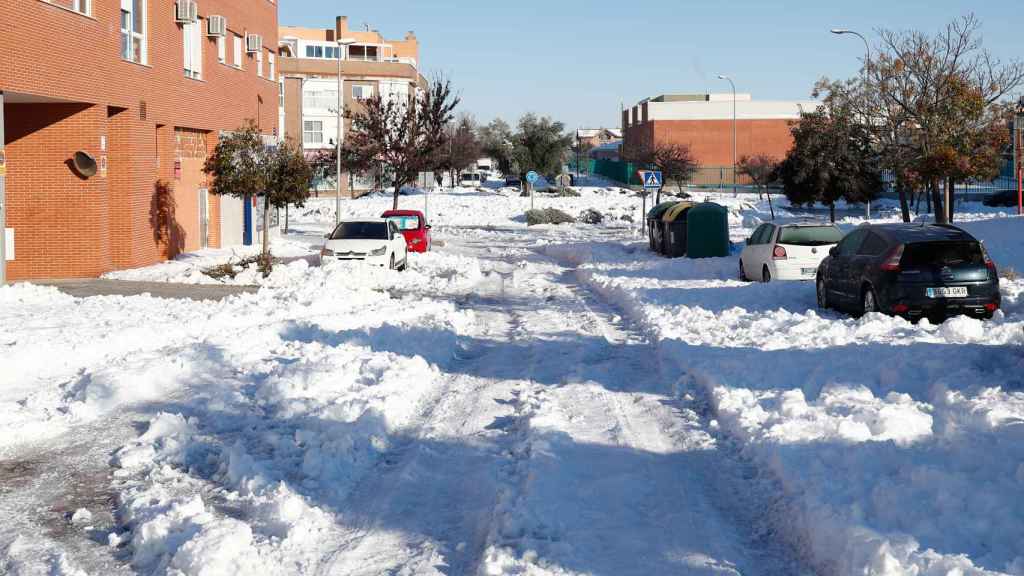 Carreteras llenas de nieve y hielo tras el paso de la borrasca 'Filomena', en Valdemoro, Madrid (España), a 12 de enero de 2021.