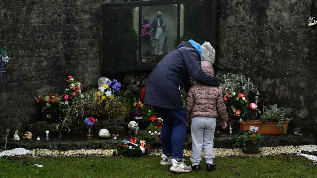 Denise Gormley y su hija Rosa, de 7 años, presentan sus respetos en el cementerio de Tuam.
