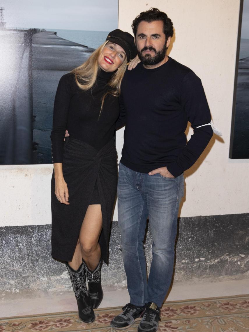 Carola Baleztena, junto a Emiliano Suárez, en la presentación de su última muestra fotográfica.