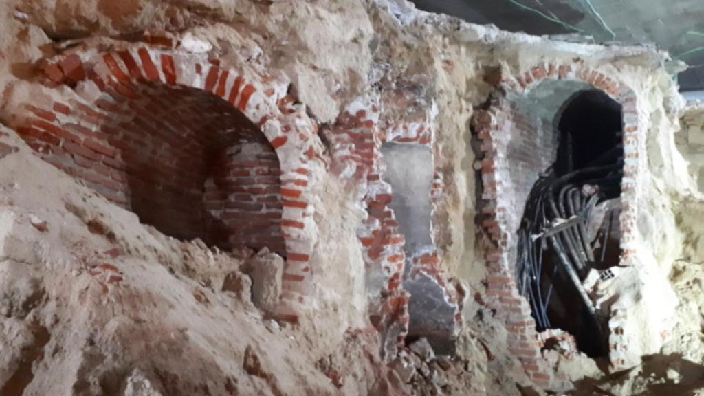 Imagen con restos arqueológicos del viaje de agua y de las galerías modernas presentes en las obras del parking.