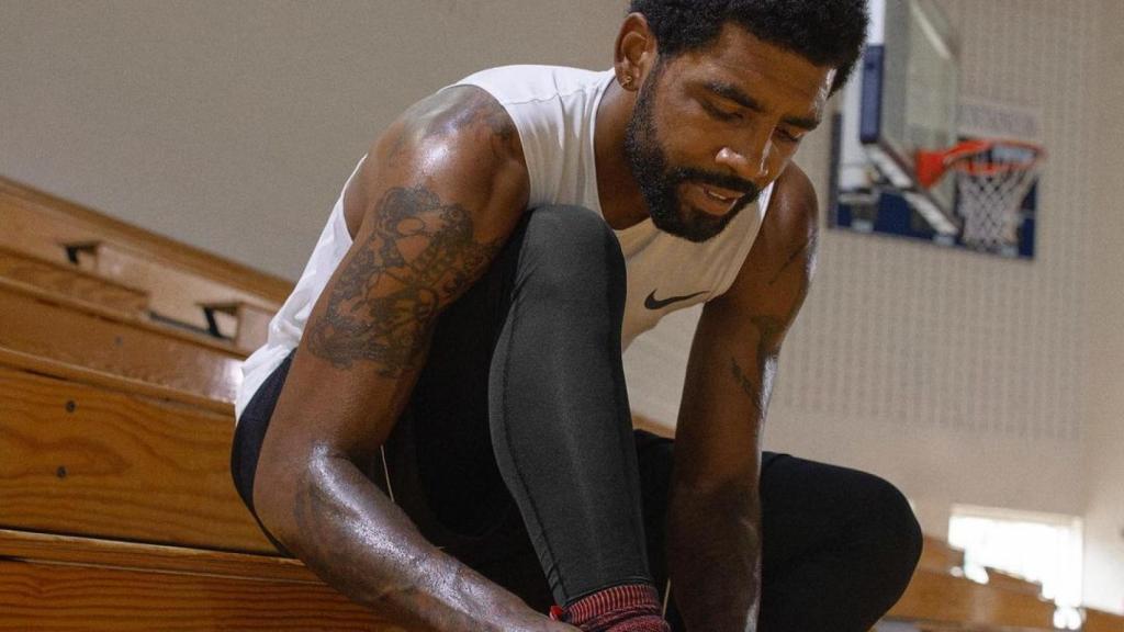 Kyrie Irving se ata una zapatilla en un entrenamiento