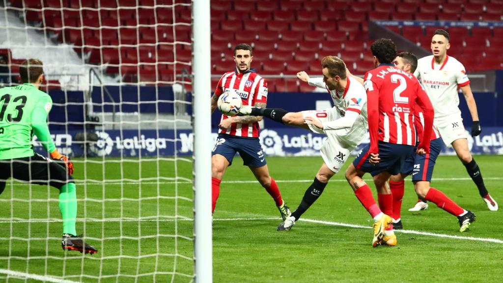 Ocasión de Rakitic ante Oblak, en el Atlético de Madrid - Sevilla de La Liga