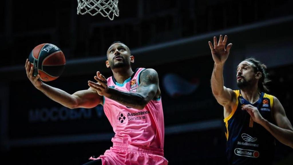 Adam Hanga ante Alexey Shved, en el Khimki de Moscú - FC Barcelona de la Euroliga