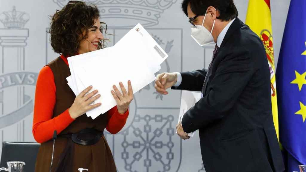 Salvador Illa y María Jesús Montero, antes de la rueda de prensa del Consejo de Ministros, en Moncloa.