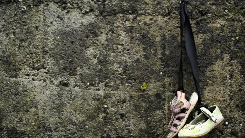 Zapatos de bebé cuelgan en el cementerio de Tuam, donde se hallaron los cuerpos de 796 bebés.