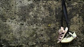 Zapatos de bebé cuelgan en el cementerio de Tuam, donde se hallaron los cuerpos de 796 bebés.