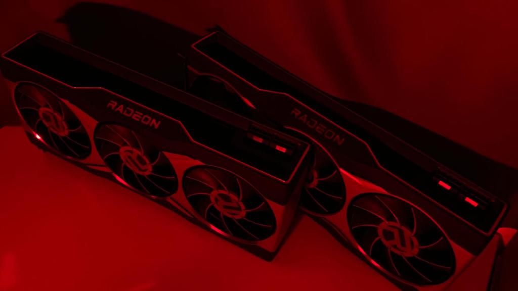 Nuevas Radeon RX 6800 (detrás) y RX 6800 XT (delante)
