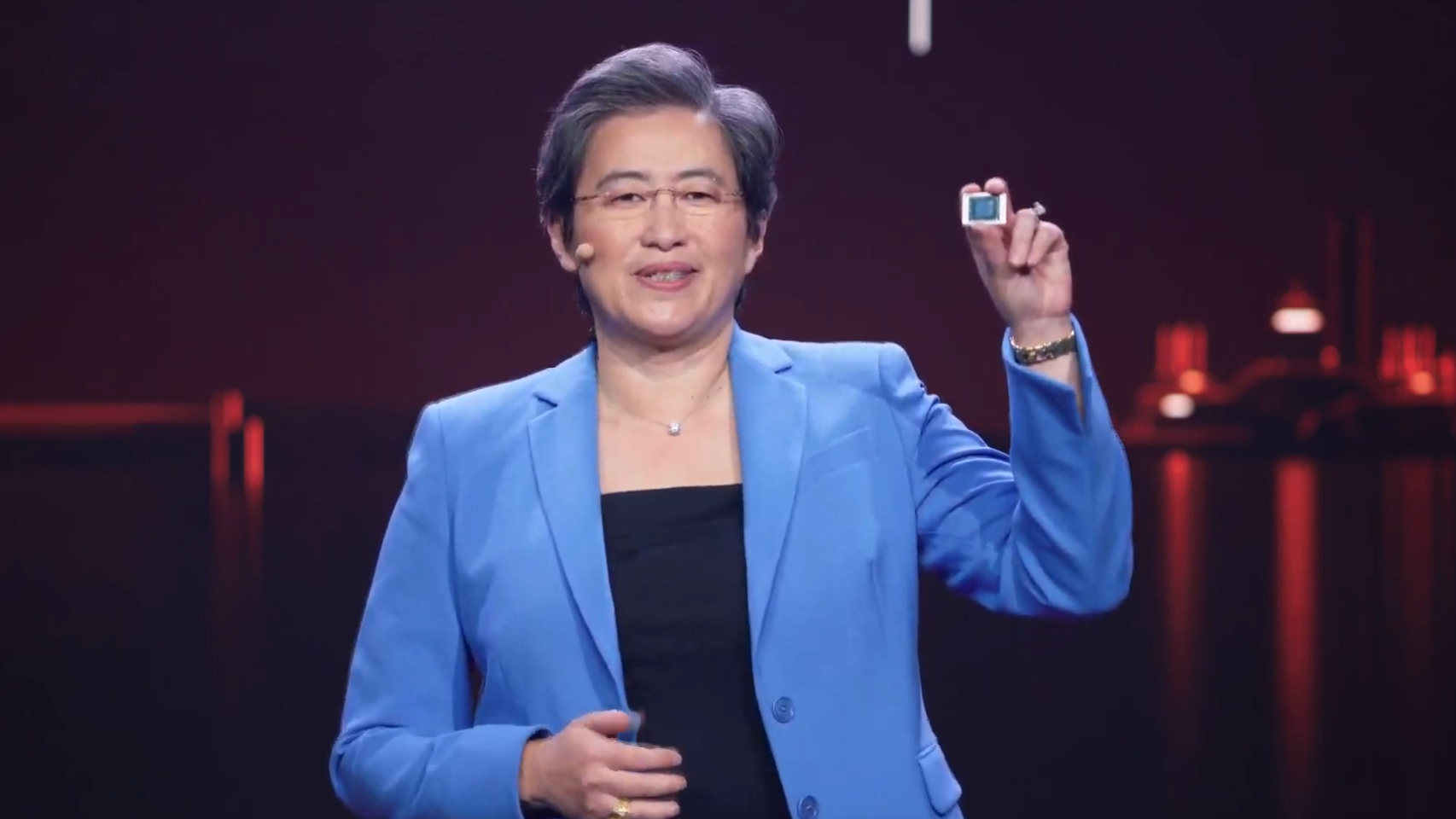 Lisa Su, CEO de AMD, con uno de los nuevos procesadores Ryzen para portátiles