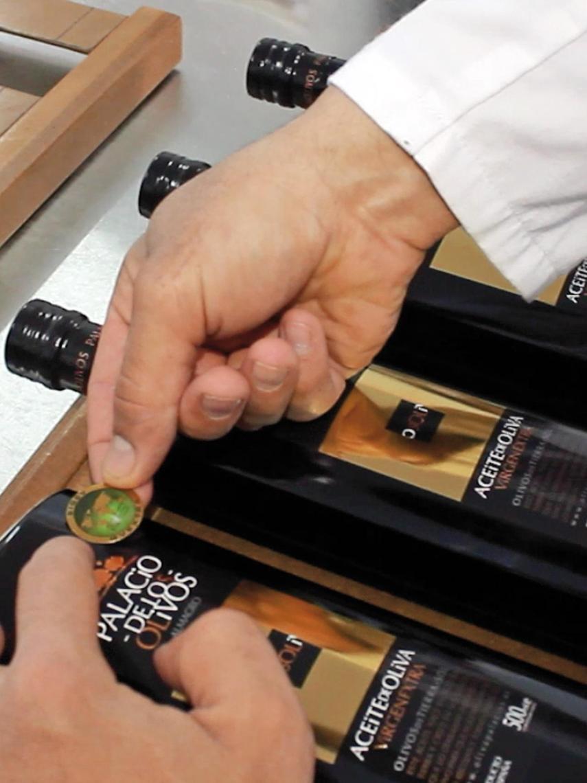 El aceite de oliva virgen extra Palacio de Los Olivos, comerciado por 9 euros, cuenta con sello de calidad.