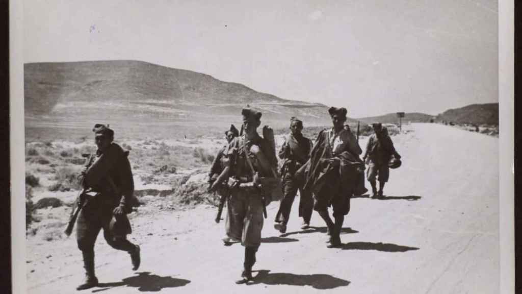 Tropas franquistas dirigiéndose en julio de 1938 hacia Villanueva de la Serna para capturarla.