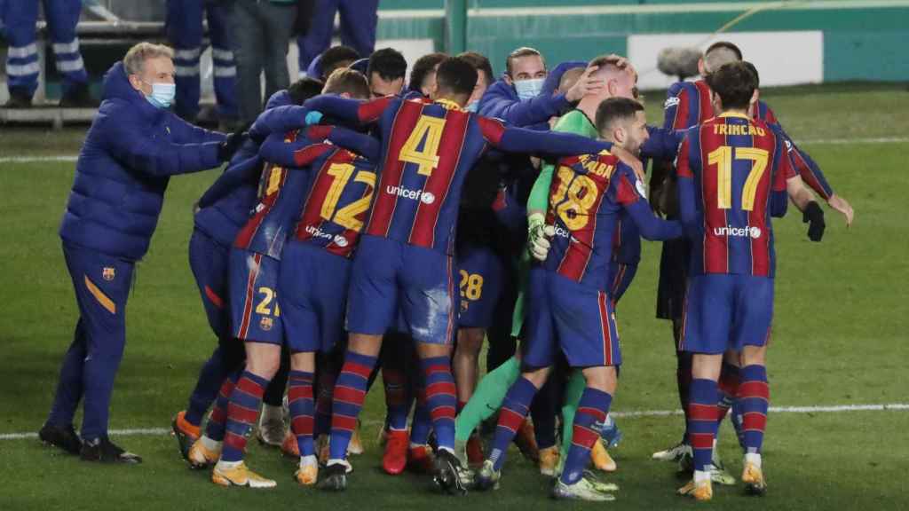 Los jugadores del Barcelona celebran el pase a la final de la Supercopa de España