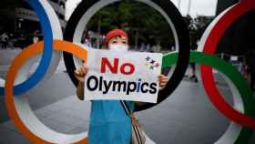 Una mujer protesta ante la celebración de los Juegos Olímpicos en Tokio