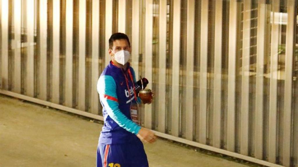 Leo Messi llegando al Nuevo Arcángel con un mate en la mano