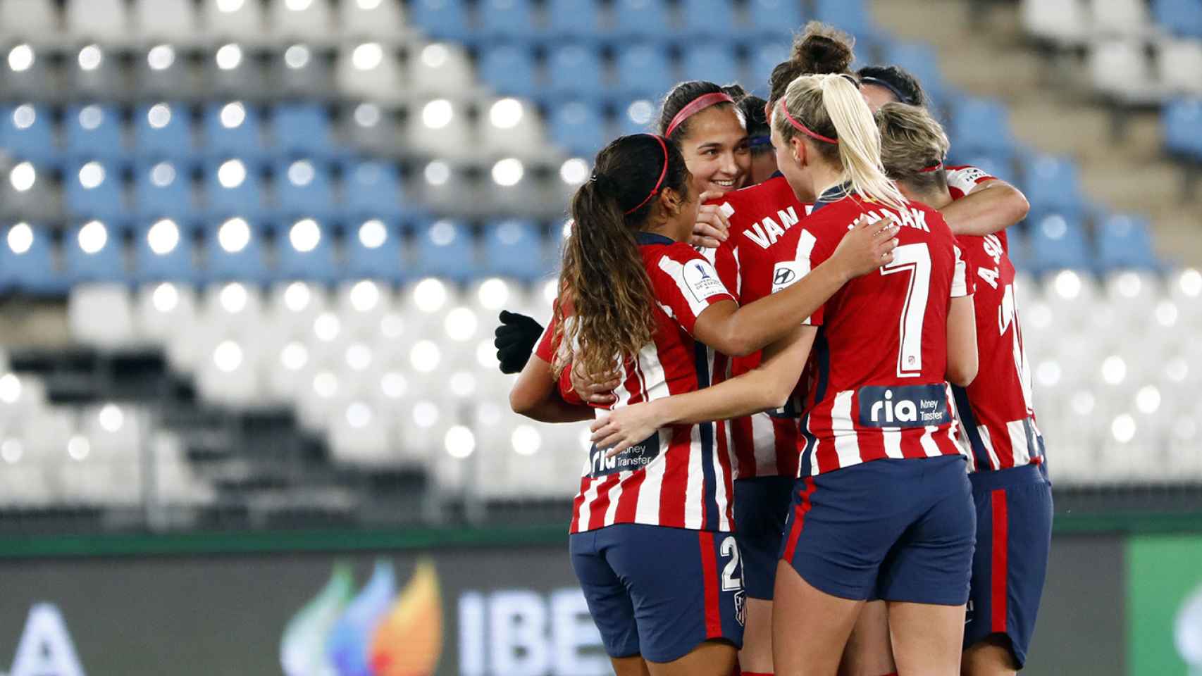 Las jugadoras del Atlético de Madrid celebran la victoria ante el Barcelona femenino en la Supercopa de España
