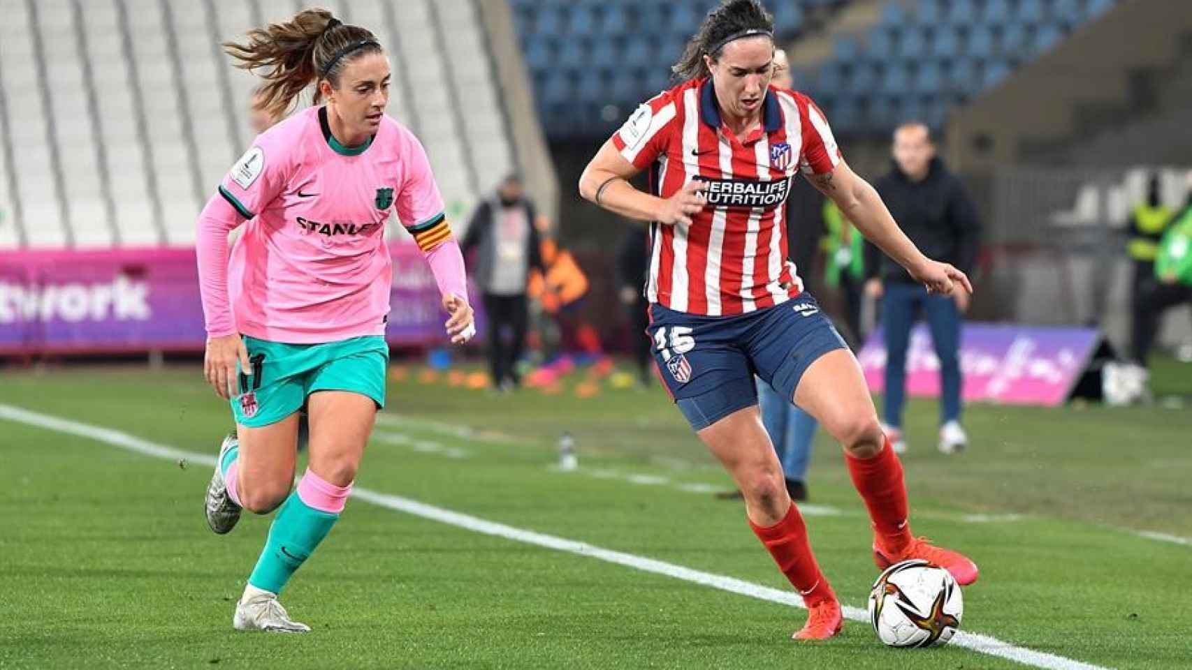 Silvia Meseger conduce el balón ante la presión de Alexia Putellas, en el Atlético de Madrid Femenino - Barcelona Femenino