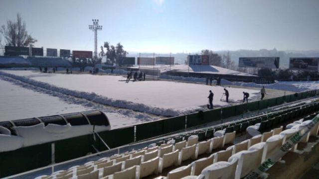 Operarios del PDM retirando nieve del Salto del Caballo