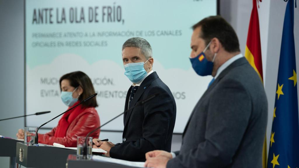 Fernando Grande-Marlaska, ministro del Interior, entre Margarita Robles (Defensa) y José Luis Ábalos (Transportes).