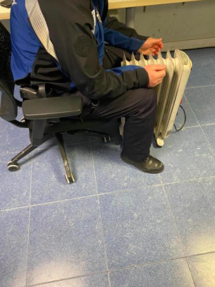 El agente que se encontró el concejal socialista en su visita a la Comisaría de Vallecas.