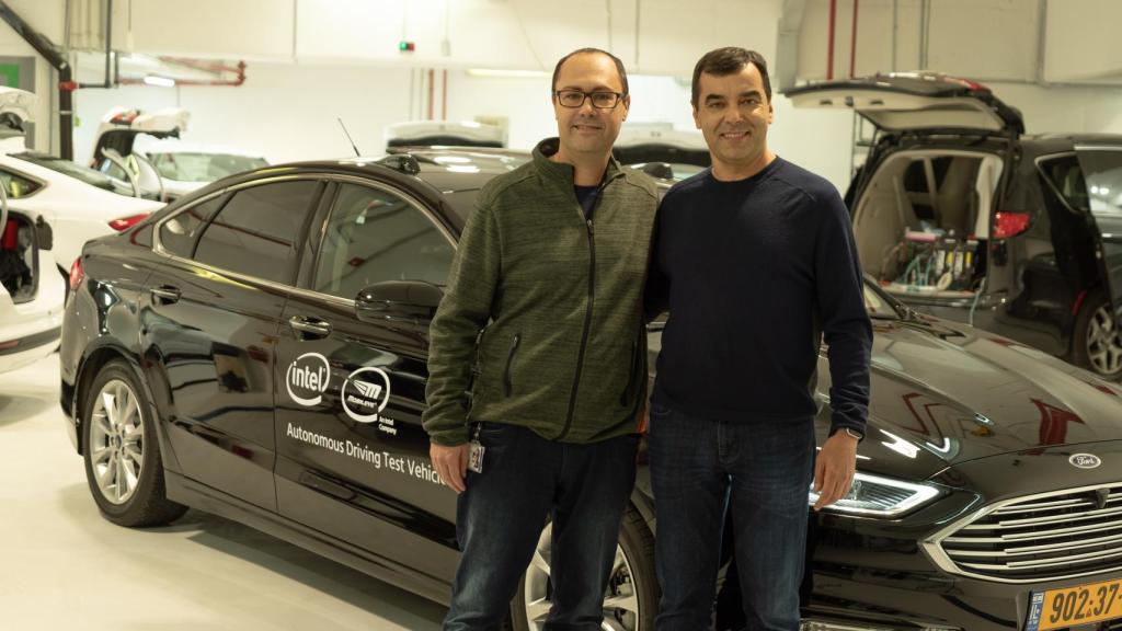 Shashua (sin gafas) y Shai Shalev-Schwartz, jefe de tecnología de Mobileye