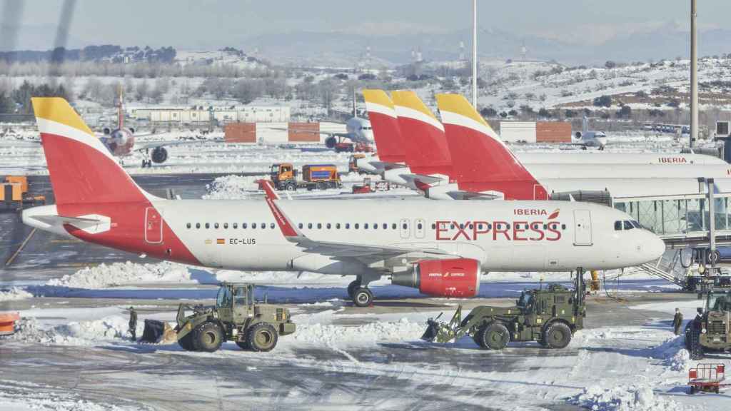Varias excavadoras de la UME trabajan para quitar nieve y hielo en el aeropuerto de Madrid Barajas Adolfo Suárez.