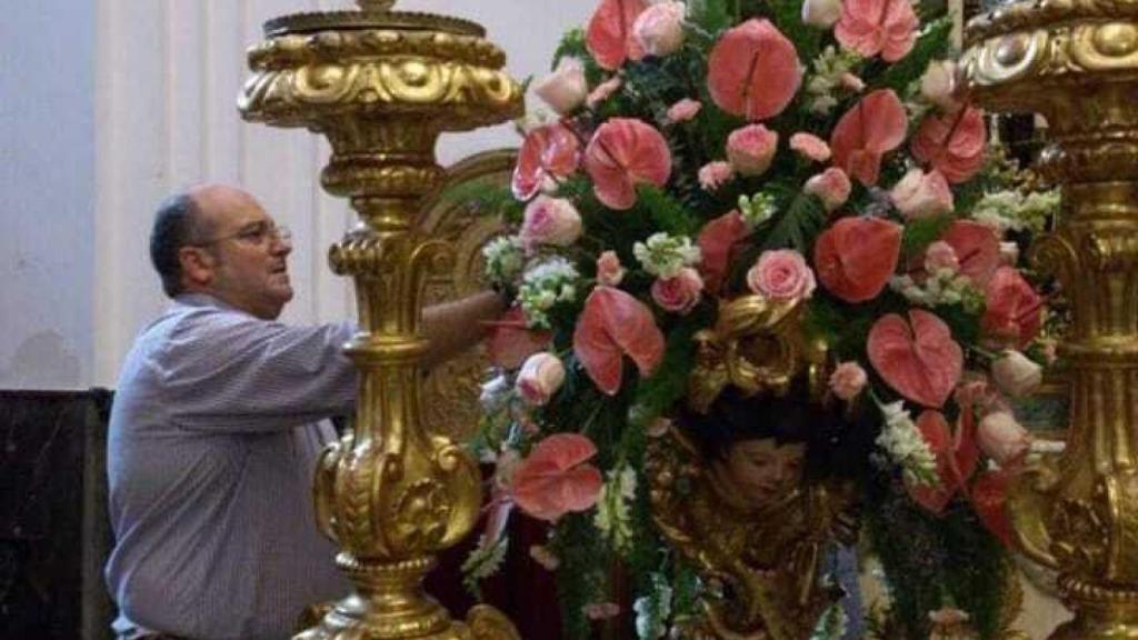 Ramón Fernández retocando un adorno floral