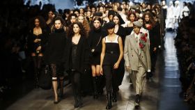 Carrusel de modelos en el último desfile de Dolce & Gabbana en Milan Fashion Week en febrero de 2020.