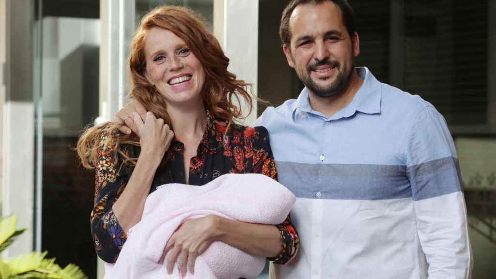 María Castro y su marido a la salida del hospital tras el nacimiento de Olivia.