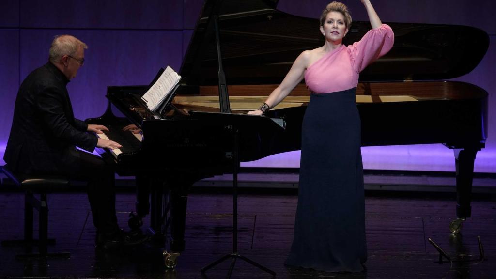 La mezzosoprano Joyce DiDonato, acompañada al piano por Craig Terry.