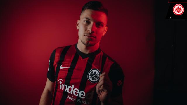 Luka Jovic presentado con el Eintracht de Frankfurt