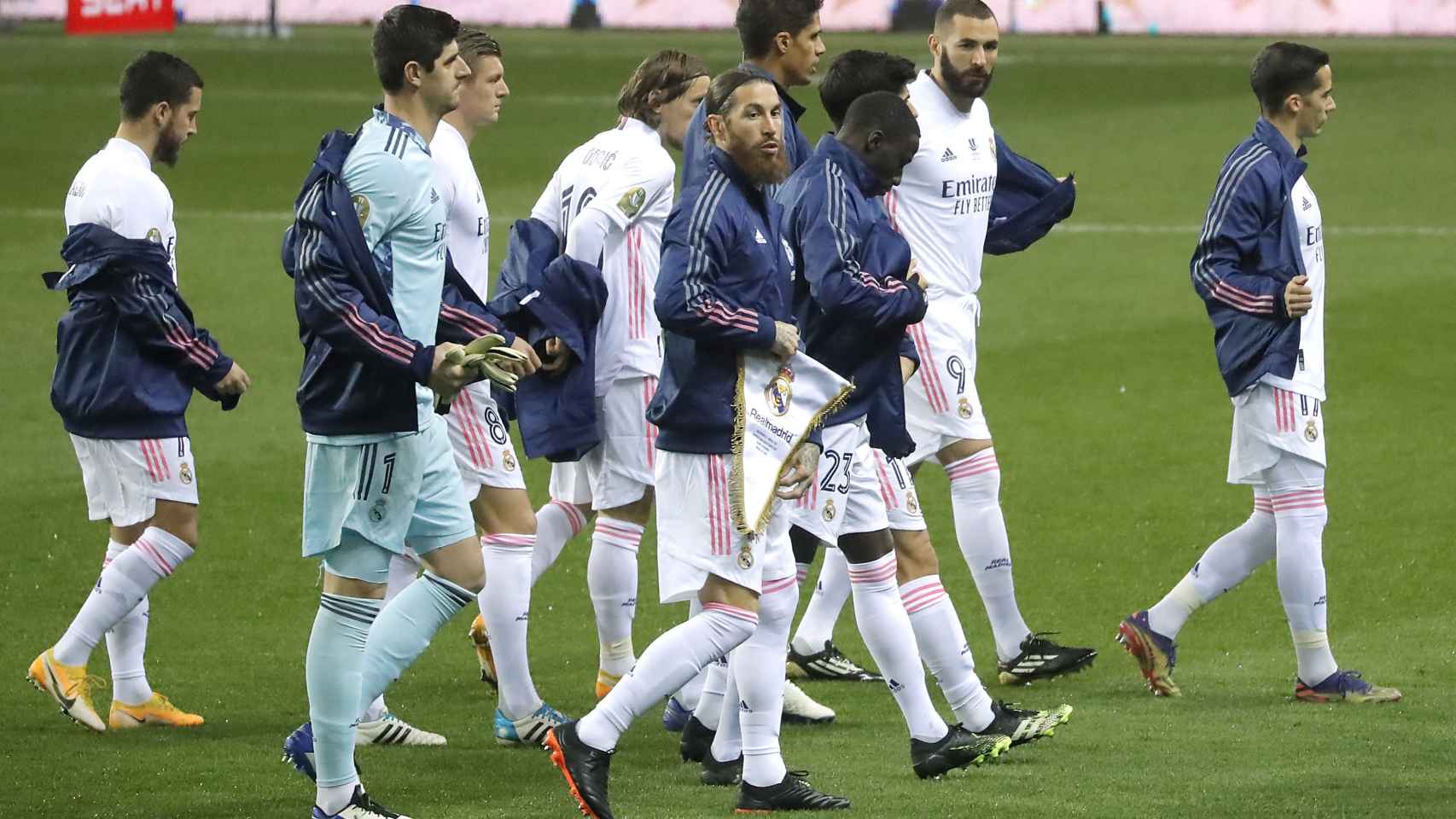 Los jugadores del Real Madrid, durante el calentamiento antes de la semifinal de la Supercopa de España