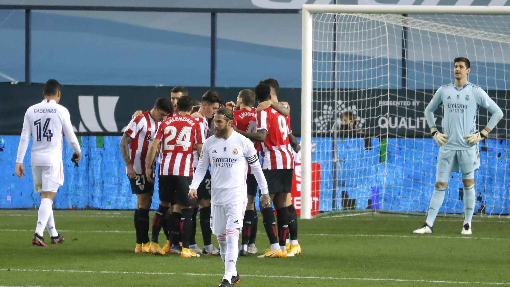 Los jugadores del Athletic Club celebran con Raúl García su gol al Real Madrid
