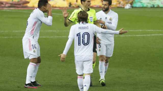 Los jugadores dialogan con Juan Martínez Munuera por la posición de Benzema en el gol del Real Madrid