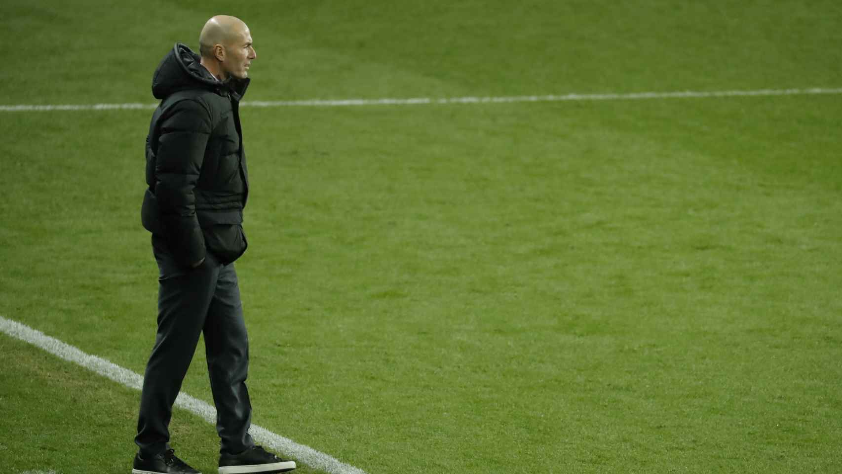 Zidane siguiendo en partido desde la banda