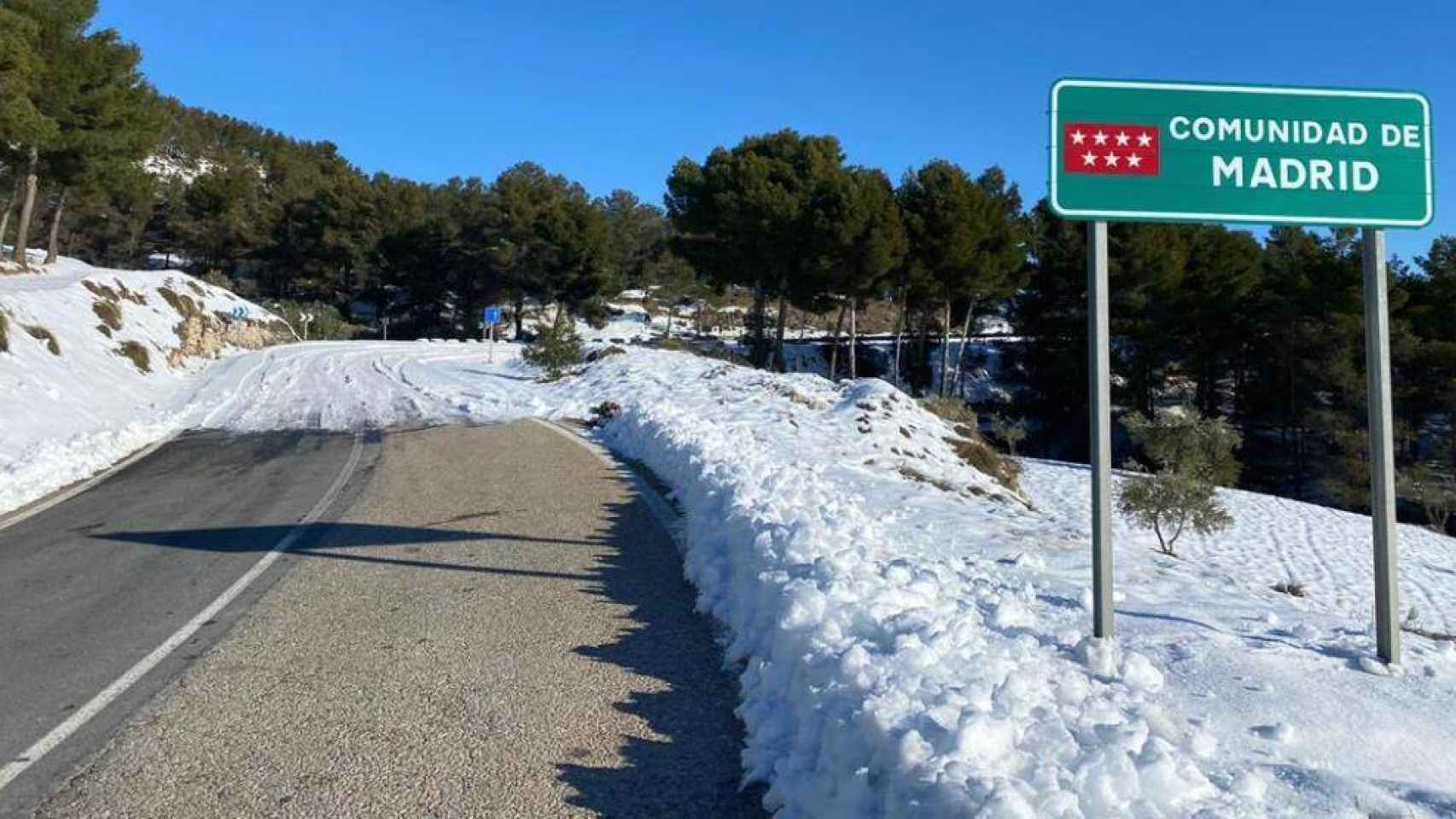 CM-322, en Villarrubia de Santiago, dividí Madrid de Castilla-La Mancha por la nieve. Aquí despejada, allí no