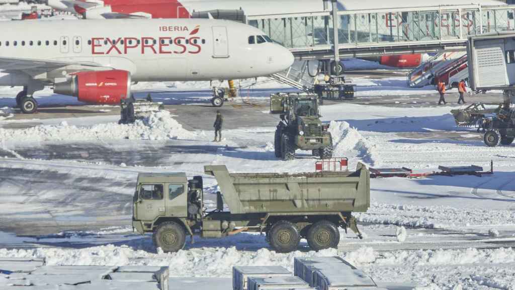 Un camión de la UME trabaja para quitar la nieve del aeropuerto Madrid Barajas Adolfo Suárez.