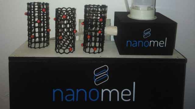 Maqueta biofiltro y ejemplo nanotubo melanina.