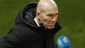 Zinedine Zidane, atendiendo a la prensa tras el partido de la Supercopa de España frente al Athletic