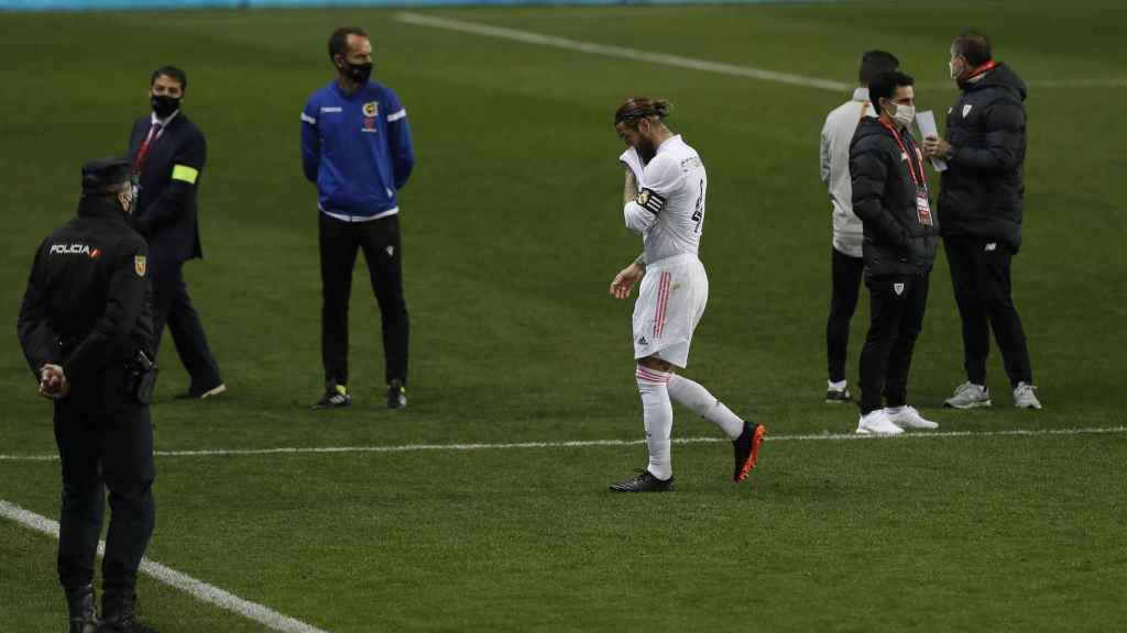 Sergio Ramos, abandonando el terreno de juego tras el partido de la Supercopa de España