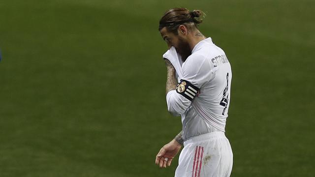 Sergio Ramos, abandonando el terreno de juego tras el partido de la Supercopa de España