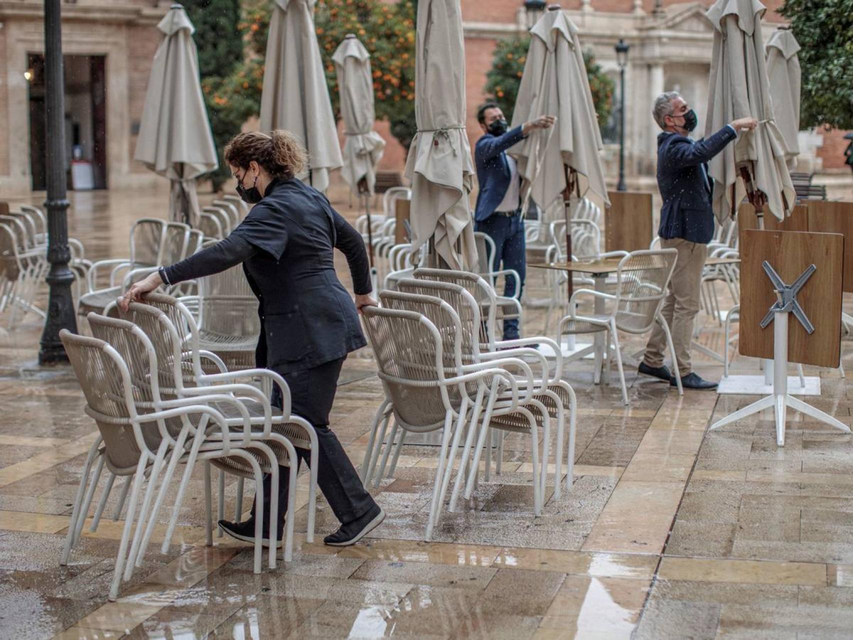 Camareros recogen una terraza